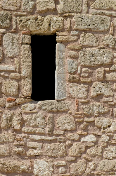 Antiga parede de pedra arruinada e janela aberta — Fotografia de Stock