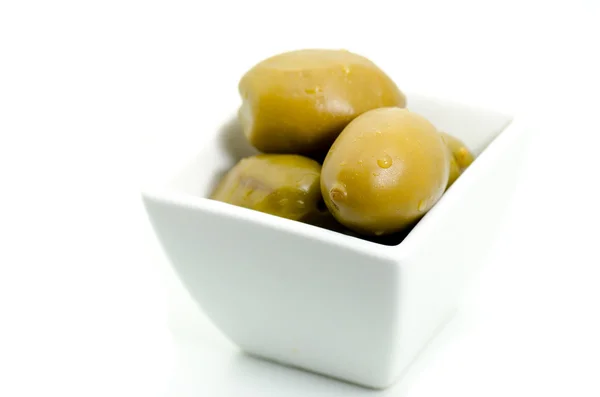 Olives vertes Kalamata avec gouttes d'eau dans un petit bol blanc isola — Photo