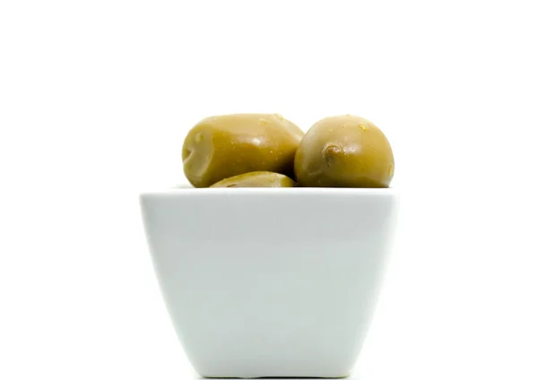 Kalamata grekiska gröna oliver med vatten droppar i vit liten skål — Stockfoto