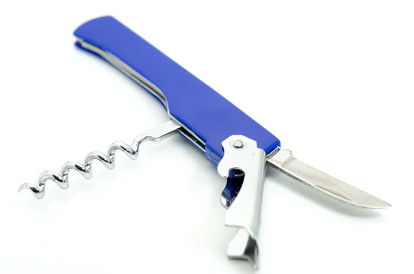 Синий универсальный инструмент с изолированным винтом и лезвием ножа — стоковое фото