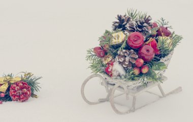 Kar arka planında noel süslemesi