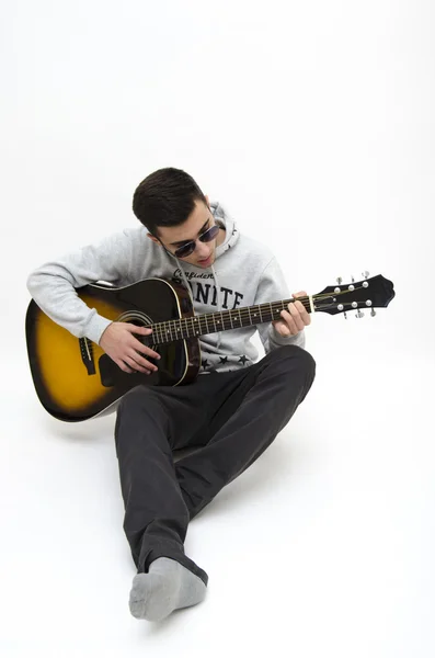 Teenager suonare la chitarra — Foto Stock