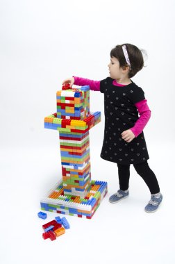 Küçük kız bina lego