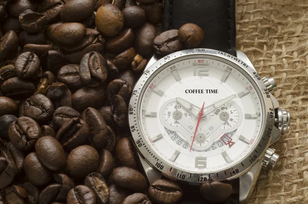 Reloj de plata con cinturón de cuero negro y granos de café — Foto de Stock