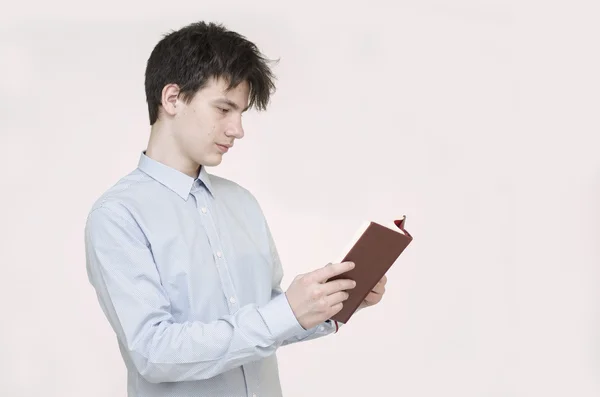 Teenager liest ein Buch — Stockfoto