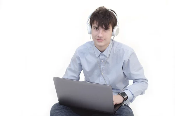 Trendiger Teenager mit Laptop und Musik hören — Stockfoto