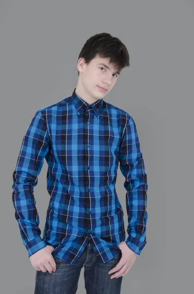 Adolescente vestindo jeans e camisa azul — Fotografia de Stock