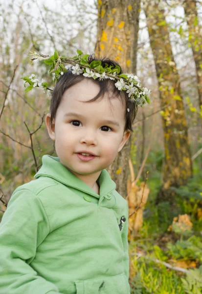 Babygril con flores multitud en la cabeza — Foto de Stock