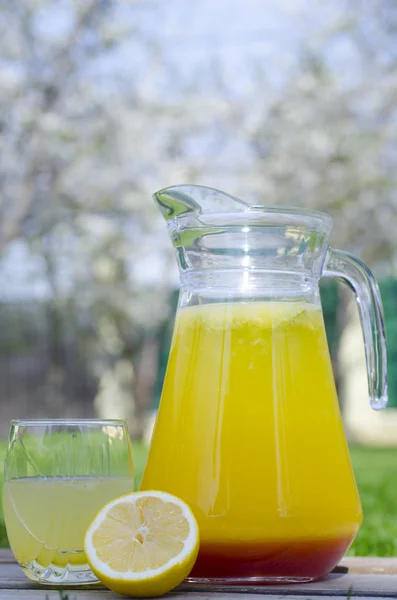 Lemoniada żółty z czerwonym syrop — Zdjęcie stockowe