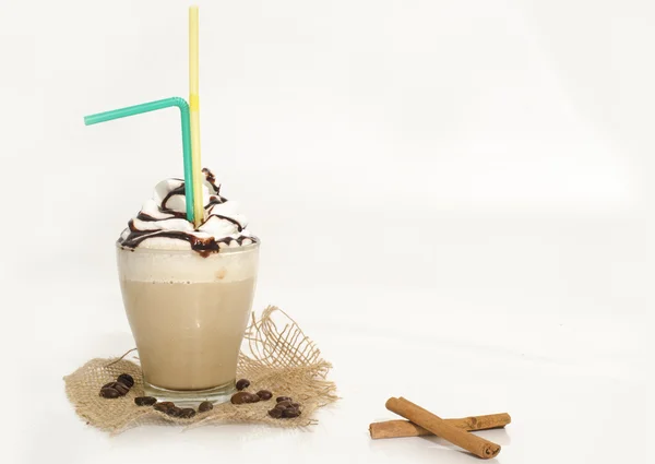 Café helado con espuma y canela — Foto de Stock