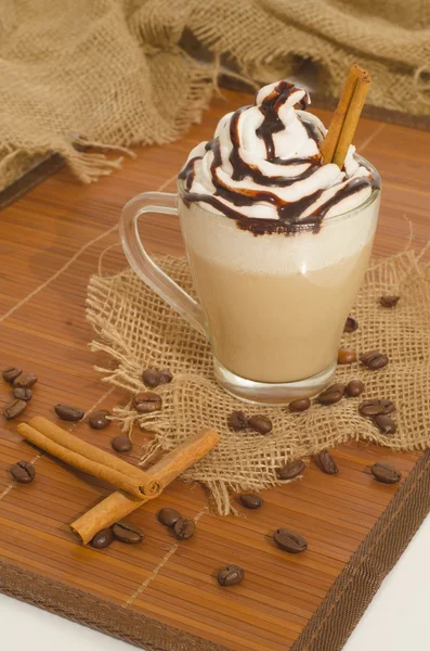 Παγωμένο καφέ με αφρό και κανέλα σε καμβά και ξύλο — Φωτογραφία Αρχείου