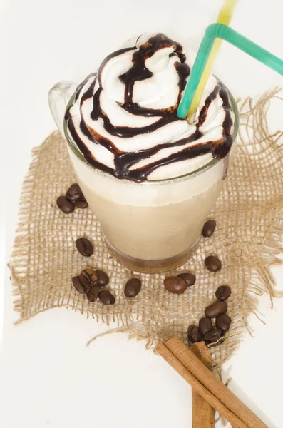 Café gelado com espuma e canela sobre tela — Fotografia de Stock