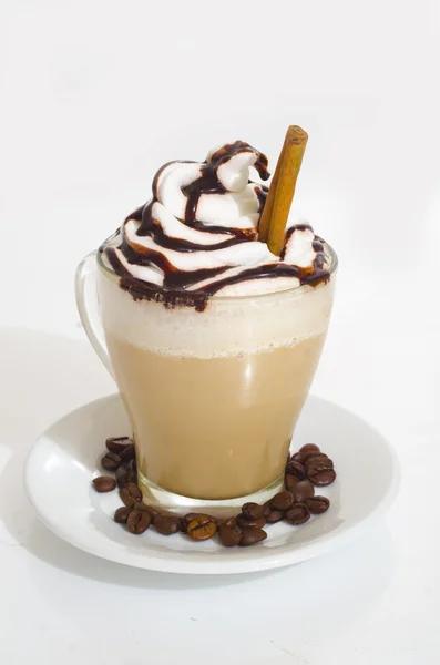 Café gelado com espuma, canela e grãos de café — Fotografia de Stock