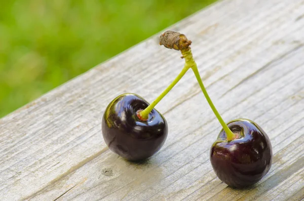 2 cherries on wood — Stock Photo, Image