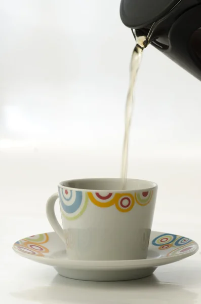 Tea pouring in cup from french press — Stock Photo, Image