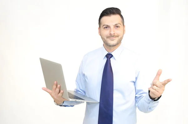 Geschäftsmann hält Laptop isoliert auf weißem Grund — Stockfoto