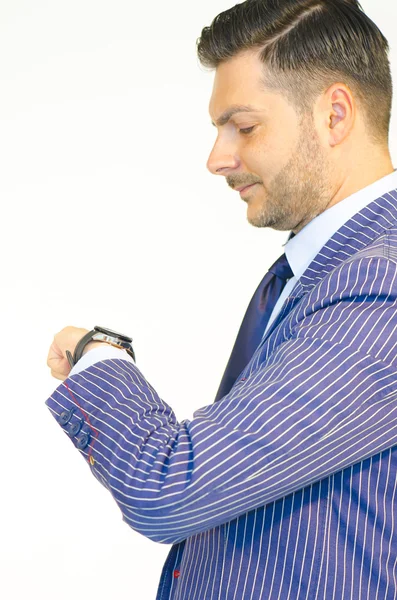 Hombre de negocios mirando su reloj sobre fondo blanco — Foto de Stock