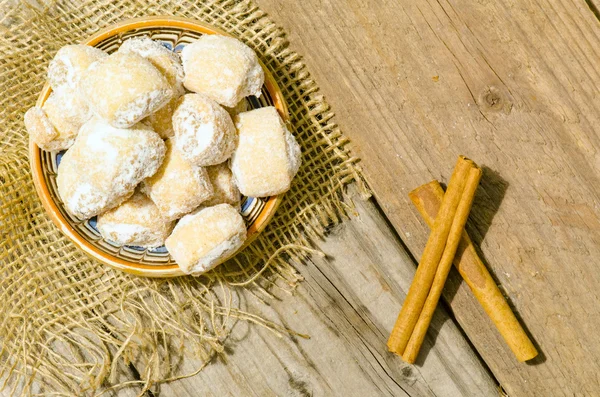 Halvmåne rullar fyllda med valnötter och pulver socker i traditio — Stockfoto