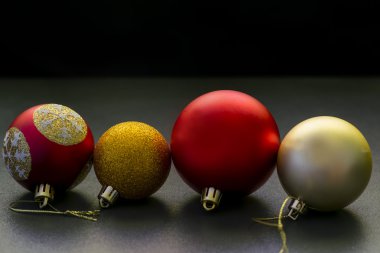 Christmas kırmızı ve Altın Küre izole