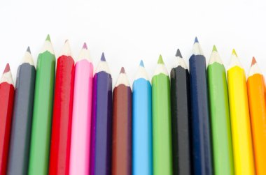 Beyaz arka plan üzerinde uyumlu farklı renkli kalemler