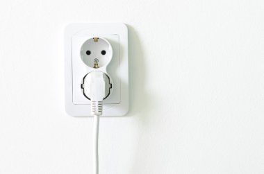 Beyaz duvar içinde Avrupa beyaz elektrik prizine soket pluged