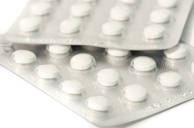 Küçük beyaz hap üzerinde beyaz izole Pack
