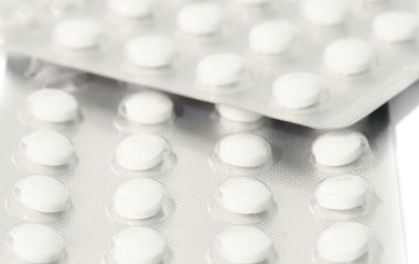 Küçük yuvarlak hapları üzerinde beyaz izole Pack