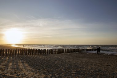 Domburg plaj gün batımında