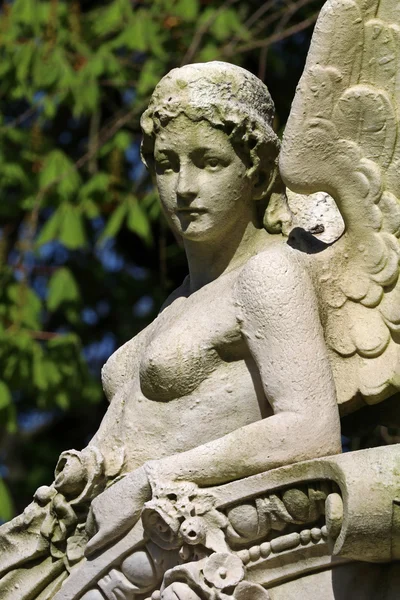 Статуя ангела-женщины — стоковое фото