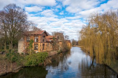 Amsterdam 'daki Plantage Muidergracht boyunca ahşap depolar