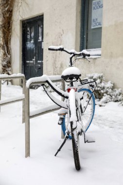 Karla kaplı park edilmiş bisiklet