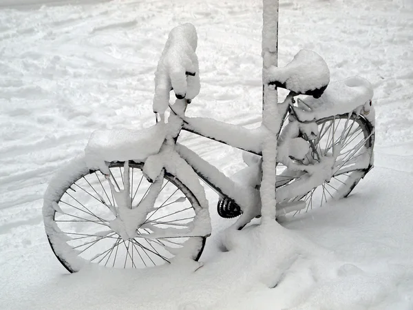 Bicycle in the snow — Stock Photo, Image