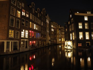 Amsterdam'ın en eski bölümü gece