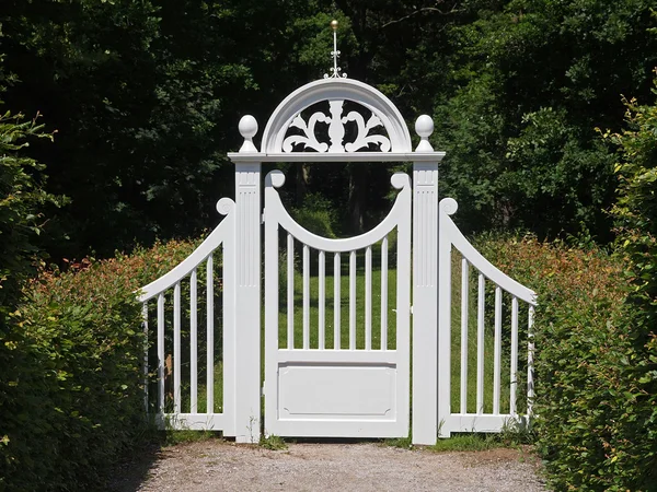 Romántica puerta blanca al jardín — Foto de Stock
