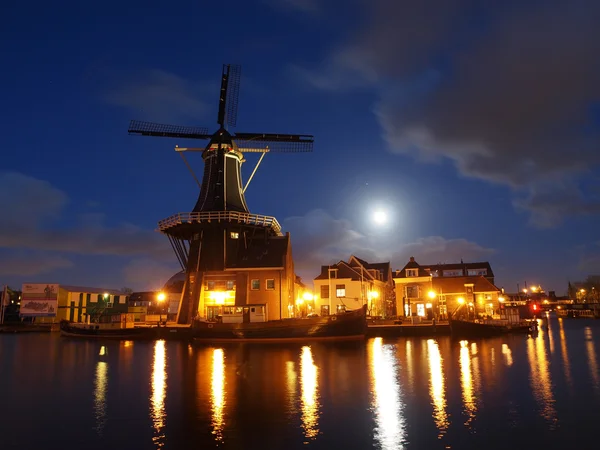 Windmühle mit Reflexion bei Nacht — Stockfoto