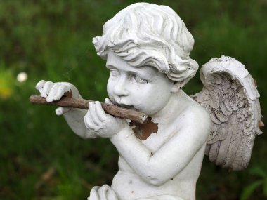 Flüt çalmaya eros heykeli