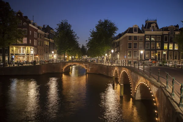 Casas en Amsterdam de noche —  Fotos de Stock