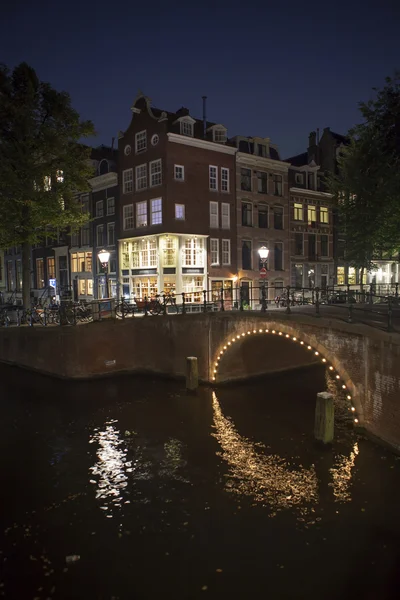 Houses in Amsterdam by night — Stock Photo, Image