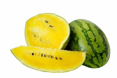 Olgun sarı karpuz. Parçalar. Beyaz arkaplan. Meyveli tatlı..