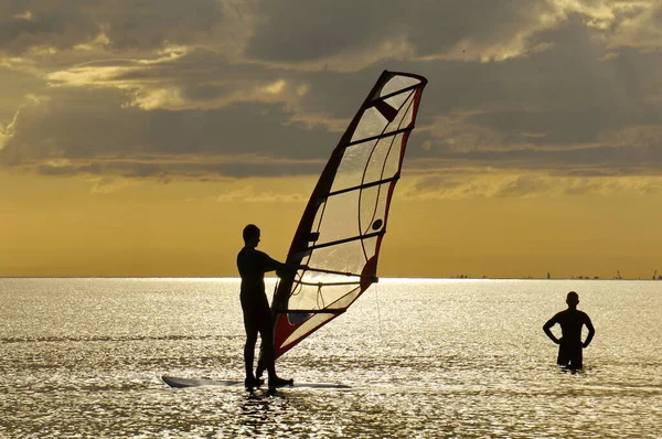 Trening Windsurfingu Nauczyciel Wyjaśnia Uczniowi Jak Kontrolować Żagiel Sylwetki Promieniach — Zdjęcie stockowe