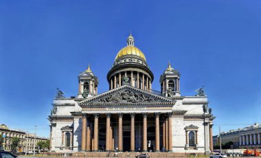 Aziz Isaac Katedrali. - St. Petersburg, yaz mevsimi. Tapınağın üzerinde mavi gökyüzü.