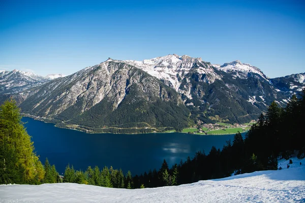 Lago de montaña — Foto de Stock