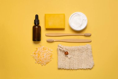 Sarı arka planda kişisel hijyen için doğal sıfır atık kozmetiği. Cilt bakım ürünü. Eko kozmetik. Sağlıklı bir yaşam tarzı. Düz yatıyordu. Üst Manzara. Kopyalama alanı ile
