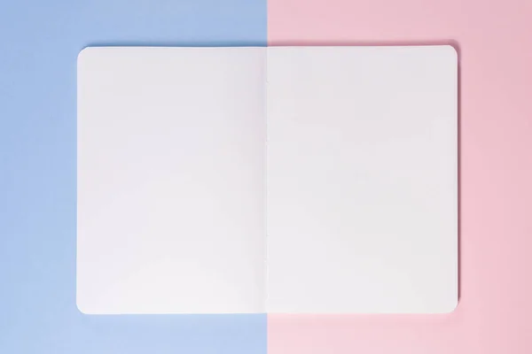Очистить открытую книжку на розово-голубом фоне — стоковое фото