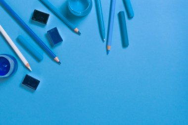 Üstten görünümlü mavi sanatçı çalışma yeri