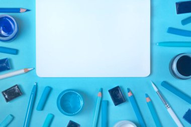 Mavi arkaplanda çalışan ressam