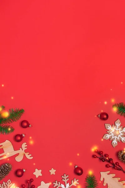 Cam ve ahşap süslemeleri, kozalakları, böğürtlenleri, kırmızı arka planda köknar ağacı olan güzel bir Noel arkaplanı. Düz görünüm yatar, alanı kopyala