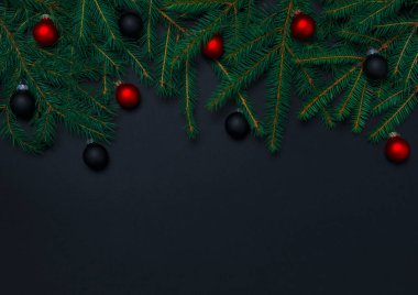 Siyah arkaplanda noel süslemesi