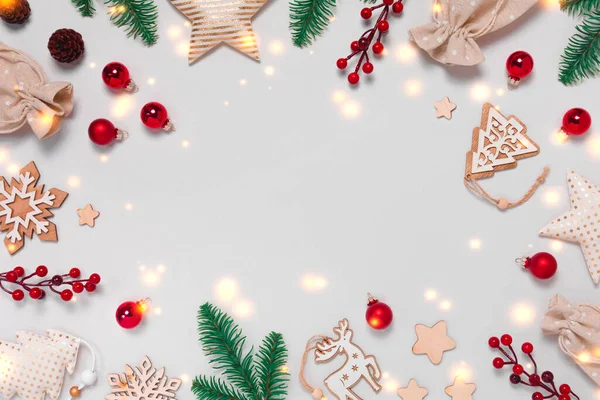 Beyaz arkaplanda süslemeleri olan Noel çerçevesi