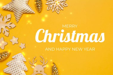 Sarı arka planda süslemeleri olan bir Noel kartı.